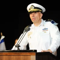 Le commandant de la marine israélienne, le vice-amiral Eli Sharvit, prend la parole lors d'une cérémonie de remise de diplômes aux nouveaux officiers de la marine israélienne à la base navale d'Haïfa le 6 mars 2019. (Crédit : Meir Vaknin/Flash90)