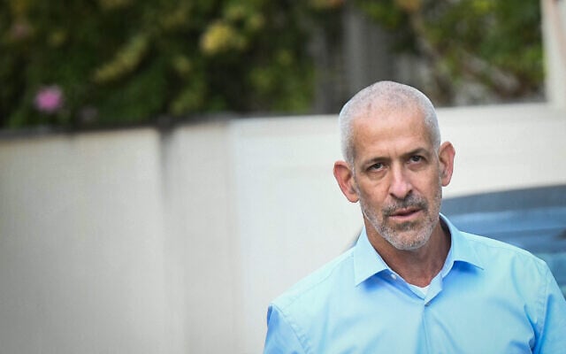 Le chef du service de sécurité Shin Bet, Ronen Bar, quittant son domicile à Rishpon, dans le centre d'Israël, le 11 octobre 2021. (Crédit : Flash90) Le chef du service de sécurité Shin Bet, Ronen Bar, quittant son domicile à Rishpon, dans le centre d'Israël, le 11 octobre 2021. (Crédit : Flash90)