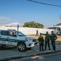 Illustration : La police et le personnel soignant sur les lieux d'un meurtre, à Lod, le 15 décembre 2021. (Crédit : Yossi Aloni/Flash90)