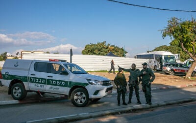 Illustration : La police et le personnel soignant sur les lieux d'un meurtre, à Lod, le 15 décembre 2021. (Crédit : Yossi Aloni/Flash90)
