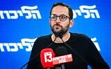 Jonatan Urich, conseiller du Premier ministre Benjamin Netanyahu, avant une conférence de presse, à Tel Aviv, le 4 octobre 2022. (Crédit : Avshalom Sassoni/Flash90)