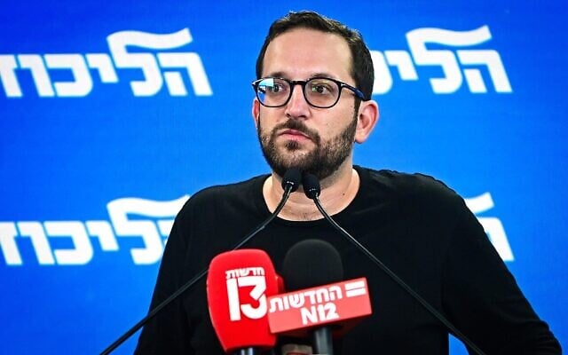 Jonatan Urich, conseiller du Premier ministre Benjamin Netanyahu, avant une conférence de presse, à Tel Aviv, le 4 octobre 2022. (Crédit : Avshalom Sassoni/Flash90)