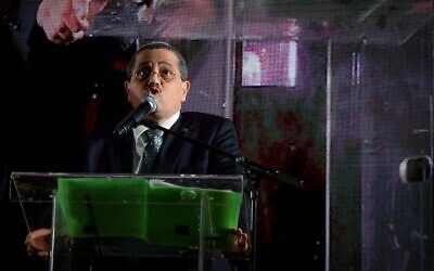 L'ancien chef de la police israélienne, Roni Alsheich, prend la parole lors d'une manifestation contre le projet de réforme judiciaire du gouvernement, à Tel Aviv, le 25 février 2023. (Crédit : Avshalom Sassoni/Flash90)