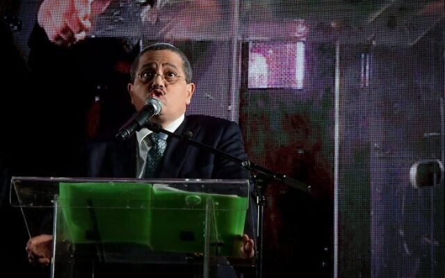 L'ancien chef de la police israélienne, Roni Alsheich, prend la parole lors d'une manifestation contre le projet de réforme judiciaire du gouvernement, à Tel Aviv, le 25 février 2023. (Crédit : Avshalom Sassoni/Flash90) L'ancien chef de la police israélienne, Roni Alsheich, prend la parole lors d'une manifestation contre le projet de réforme judiciaire du gouvernement, à Tel Aviv, le 25 février 2023. (Crédit : Avshalom Sassoni/Flash90)