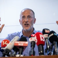 ֿRabbi Leo Dee tient une conférence de presse à Efrat, le 10 avril 2023. (Crédit : Oren Ben Hakoon/ Flash90)