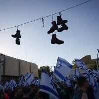 Des réservistes de l'armée israélienne font la queue pour signer une déclaration de refus de se présenter au travail afin de protester contre les plans du gouvernement du Premier ministre Benjamin Netanyahu visant à réformer le système judiciaire, à Tel Aviv, Israël, le 19 juillet 2023. (Chaim Goldberg/Flash90)