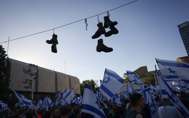 Des réservistes de l'armée israélienne font la queue pour signer une déclaration de refus de se présenter au travail afin de protester contre les plans du gouvernement du Premier ministre Benjamin Netanyahu visant à réformer le système judiciaire, à Tel Aviv, Israël, le 19 juillet 2023. (Chaim Goldberg/Flash90) Des réservistes de l'armée israélienne font la queue pour signer une déclaration de refus de se présenter au travail afin de protester contre les plans du gouvernement du Premier ministre Benjamin Netanyahu visant à réformer le système judiciaire, à Tel Aviv, Israël, le 19 juillet 2023. (Chaim Goldberg/Flash90)