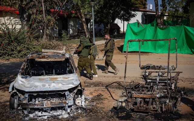 Des troupes de l’armée israélienne progressant dans le kibboutz Nahal Oz, près de la frontière avec Gaza, suite au pogrom perpétré par le groupe terroriste palestinien du Hamas le 7 octobre, le 20 octobre 2023. (Crédit : Yonatan Sindel/Flash90)