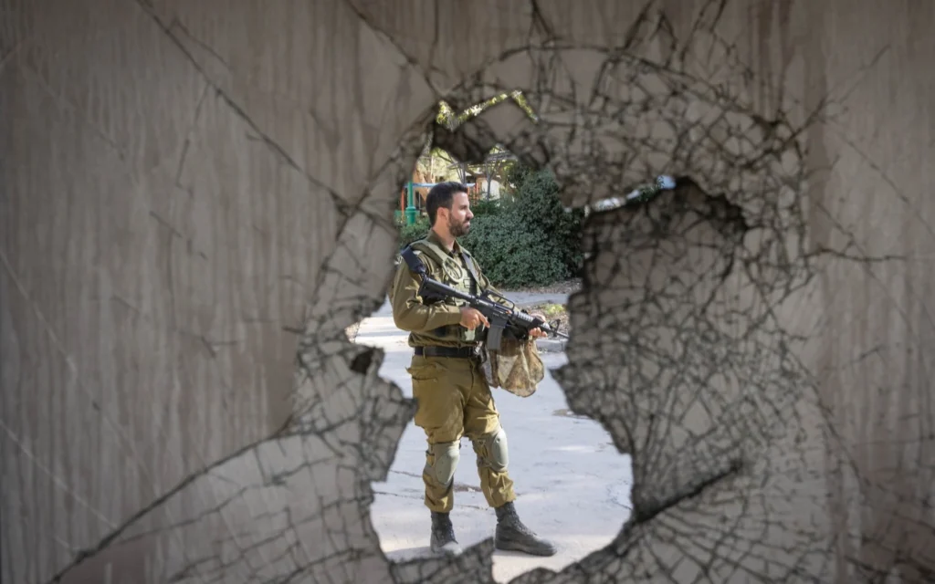 Un soldat de Tsahal garde le kibboutz Nir Oz après le massacre du Hamas, le 30 octobre 2023. (Chaim Goldberg/Flash90)