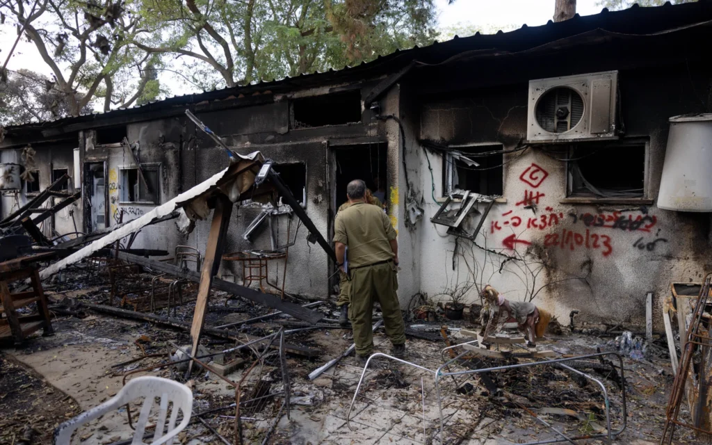 Des soldats évoluent au milieu des décombres laissés par les terroristes du Hamas dans le kibboutz Nir Oz, le 7 octobre 2023, dans le sud d'Israël, sur cette photo datée du 21 novembre 2023. (Chaim Goldberg/Flash90) Des soldats évoluent au milieu des décombres laissés par les terroristes du Hamas dans le kibboutz Nir Oz, le 7 octobre 2023, dans le sud d'Israël, sur cette photo datée du 21 novembre 2023. (Chaim Goldberg/Flash90)