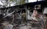Des soldats israéliens marchent à côté des destructions causées par les terroristes du Hamas le 7 octobre 2023, au kibboutz Nir Oz, près de la frontière entre Israël et Gaza, dans le sud d’Israël, le 21 novembre 2023. Illustration (Crédit : Chaim Goldberg/Flash90)