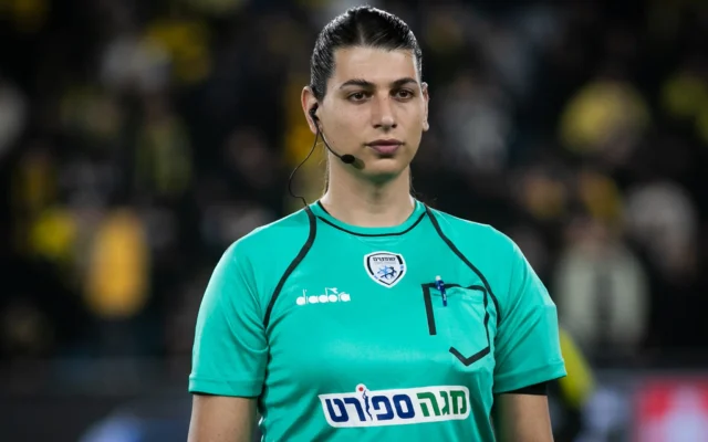 L'arbitre de football Sapir Berman lors d'un match de Premier League israélienne entre Beitar Jérusalem et le FC Ashdod au stade Teddy de Jérusalem le 8 janvier 2024. (Crédit : Oren Ben Hakoon/Flash90) L'arbitre de football Sapir Berman lors d'un match de Premier League israélienne entre Beitar Jérusalem et le FC Ashdod au stade Teddy de Jérusalem le 8 janvier 2024. (Crédit : Oren Ben Hakoon/Flash90)