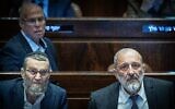 Les député Moshe Gafni (à gauche) et Aryeh Deri, à la Knesset, à Jérusalem, le 13 mars 2024. (Crédit : Yonatan Sindel/Flash90)