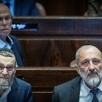 Les député Moshe Gafni (à gauche) et Aryeh Deri, à la Knesset, à Jérusalem, le 13 mars 2024. (Crédit : Yonatan Sindel/Flash90)