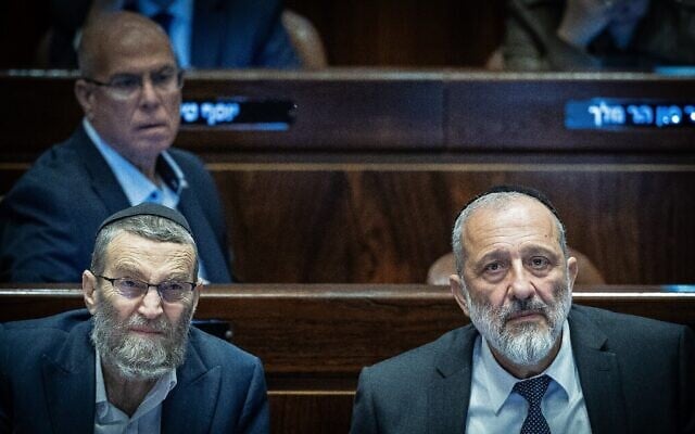 Les député Moshe Gafni (à gauche) et Aryeh Deri, à la Knesset, à Jérusalem, le 13 mars 2024. (Crédit : Yonatan Sindel/Flash90)