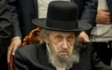 Le rabbin Dov Lando assistant à une réunion sur l'appel sous les drapeaux des Juifs ultra-orthodoxes, à Bnei Brak, le 5 avril 2024. (Crédit : Shlomi Cohen/Flash90)