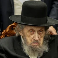 Le rabbin Dov Lando assiste à une réunion sur l'appel sous les drapeaux des Juifs ultra-orthodoxes, à Bnei Brak, le 5 avril 2024. (Crédit : Shlomi Cohen/Flash90)
