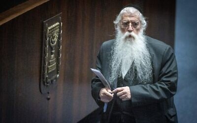 Le ministre des Affaires de Jérusalem, Meïr Porush, lors d'une séance plénière, à la Knesset, le 15 avril 2024. (Crédit : Chaïm Goldberg/Flash90)