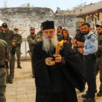 Des fidèles chrétiens, à l'église du Saint-Sépulcre, dans la Vieille Ville de Jérusalem, le 4 mai 2024. (Crédit : Jamal Awad/Flash90)