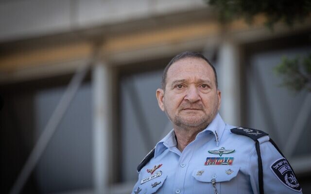 Le chef de la police israélienne, Kobi Shabtaï, lors de la cérémonie de la fête de l'indépendance, au siège national de la police, à Jérusalem, le 9 mai 2024. (Crédit : Chaïm Goldberg/Flash90) Le chef de la police israélienne, Kobi Shabtaï, lors de la cérémonie de la fête de l'indépendance, au siège national de la police, à Jérusalem, le 9 mai 2024. (Crédit : Chaïm Goldberg/Flash90)