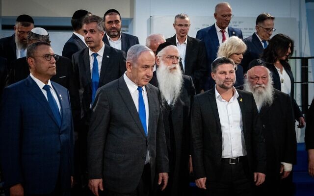 Le Premier ministre Benjamin Netanyahu (deuxième à gauche) pose pour une photo avec son gouvernement au Musée de la Terre biblique à Jérusalem, le 5 juin 2024. La procureure générale Gali Baharav-Miara apparaît à la deuxième rangée, en deuxième position à droite. (Yonatan Sindel/Flash90) Le Premier ministre Benjamin Netanyahu (deuxième à gauche) pose pour une photo avec son gouvernement au Musée de la Terre biblique à Jérusalem, le 5 juin 2024. La procureure générale Gali Baharav-Miara apparaît à la deuxième rangée, en deuxième position à droite. (Yonatan Sindel/Flash90)
