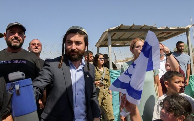 Le député HaTzionout HaDatit Zvi Sukkot protestant contre la détention de réservistes israéliens accusés d'avoir gravement maltraité un suspect de terrorisme, à la base militaire de Sde Teiman, à proximité de Beer Sheva, le 29 juillet 2024. (Crédit : Dudu Greenspan/Flash90)