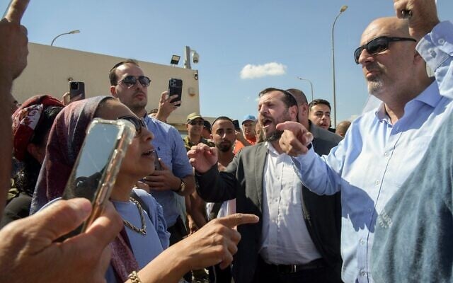 Le ministre de la Culture, Amichaï Eliyahu (au centre), et le député Nissim Vaturi (à droite) participant à une manifestation contre la détention de soldats réservistes israéliens soupçonnés d'avoir agressé un terroriste du Hamas, à la base militaire de Sde Teimane, près de Beer Sheva, le 29 juillet 2024. (Crédit : Dudu Greenspan/Flash90) Le ministre de la Culture, Amichaï Eliyahu (au centre), et le député Nissim Vaturi (à droite) participant à une manifestation contre la détention de soldats réservistes israéliens soupçonnés d'avoir agressé un terroriste du Hamas, à la base militaire de Sde Teimane, près de Beer Sheva, le 29 juillet 2024. (Crédit : Dudu Greenspan/Flash90)
