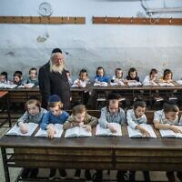 Des enfants ultra-orthodoxes, dans leur salle de classe, dans le quartier de Mea Shearim, à Jérusalem, le 4 septembre 2024. (Crédit : Chaïm Goldberg/Flash90)