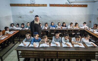 Des enfants ultra-orthodoxes, dans leur salle de classe, dans le quartier de Mea Shearim, à Jérusalem, le 4 septembre 2024. (Crédit : Chaïm Goldberg/Flash90)