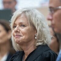 La procureure générale israélienne, Gali Baharav Miara, et le ministre de la Justice, Yariv Levin, lors d'une cérémonie d'adieu au président par intérim de la Cour suprême, Uzi Vogelman, qui prend sa retraite, à la Cour suprême, à Jérusalem, le 1er octobre 2024. (Crédit : Oren Ben Hakoon/POOL)