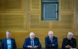(De gauche à droite) Le président des Démocrates Yair Golan, le président de HaMahane HaMamlahti Benny Gantz, le président de Yesh Atid Yair Lapid, et le parti Yisrael Beytenu Avigdor Liberman tiennent une conférence de presse commune à la Knesset, à Jérusalem, le 6 novembre 2024. (Crédit : Yonatan Sindel/Flash90)