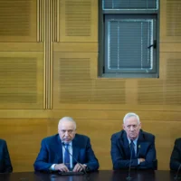 (De gauche à droite) Le président des Démocrates Yair Golan, le président de HaMahane HaMamlahti Benny Gantz, le président de Yesh Atid Yair Lapid, et le parti Yisrael Beytenu Avigdor Liberman tiennent une conférence de presse commune à la Knesset, à Jérusalem, le 6 novembre 2024. (Crédit : Yonatan Sindel/Flash90)