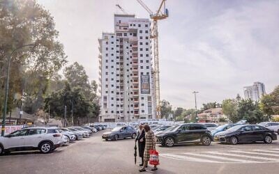 Un bâtiment en construction, à Ramat Gan, 10 décembre 2024. (Crédit : Yossi Aloni/FLASH90)
