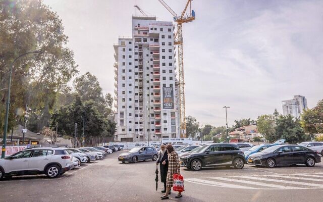 Un bâtiment en construction, à Ramat Gan, 10 décembre 2024. (Crédit : Yossi Aloni/FLASH90)