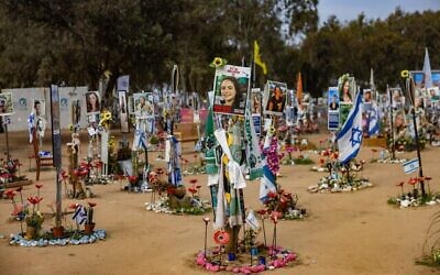 Des photos d'Israéliens assassinés au festival de musique Nova le 7 octobre 2023 sont affichées sur les lieux du massacre, dans le sud d'Israël, le 16 janvier 2025. (Chaim Goldberg/Flash90)