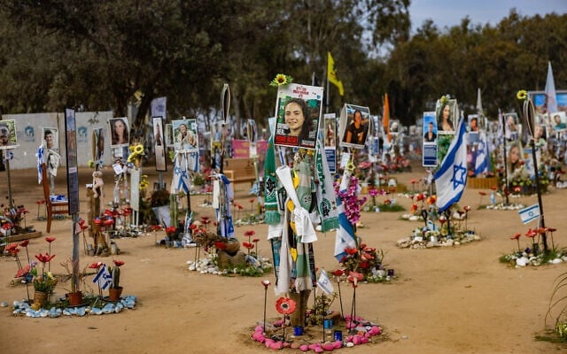 Des photos d'Israéliens assassinés au festival de musique Nova le 7 octobre 2023 sont affichées sur les lieux du massacre, dans le sud d'Israël, le 16 janvier 2025. (Chaim Goldberg/Flash90) Des photos d'Israéliens assassinés au festival de musique Nova le 7 octobre 2023 sont affichées sur les lieux du massacre, dans le sud d'Israël, le 16 janvier 2025. (Chaim Goldberg/Flash90)