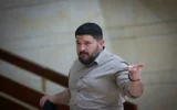 Le député du parti Otzma Yehudit, Almog Cohen, à la Knesset, le 20 janvier 2025. (Chaim Goldberg/Flash90)