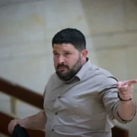 Le député du parti Otzma Yehudit, Almog Cohen, à la Knesset, le 20 janvier 2025. (Chaim Goldberg/Flash90)