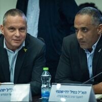 L'ancien ministre Yizhar Shai, à droite, et le général de brigade (réserviste) de Tsahal Dedi Simchi assistent à une réunion de la commission de la Constitution, des Lois et de la Justice de la Knesset, le 21 janvier 2025. (Yonatan Sindel/Flash90)