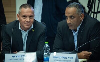 L'ancien ministre Yizhar Shai, à droite, et le général de brigade (réserviste) de Tsahal Dedi Simchi assistent à une réunion de la commission de la Constitution, des Lois et de la Justice de la Knesset, le 21 janvier 2025. (Yonatan Sindel/Flash90)