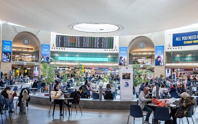 Des passagers au Duty Free de l'aéroport international Ben Gurion, près de Tel Aviv, le 26 janvier 2024. (Crédit : Nati Shohat/Flash90) Des passagers au Duty Free de l'aéroport international Ben Gurion, près de Tel Aviv, le 26 janvier 2024. (Crédit : Nati Shohat/Flash90)