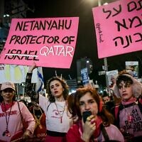 Des manifestants protestent pour la libération des otages à Gaza et contre le gouvernement, avec une pancarte faisant référence aux soupçons selon lesquels les conseillers du Premier ministre Benjamin Netanyahu travailleraient pour le Qatar, devant le quartier général militaire à Tel Aviv, le 15 février 2025. (Crédit : Miriam Alster/Flash90)