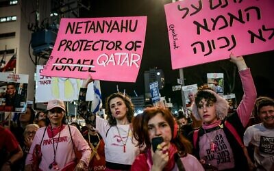 Des manifestants protestent pour la libération des otages à Gaza et contre le gouvernement, avec une pancarte faisant référence aux soupçons selon lesquels les conseillers du Premier ministre Benjamin Netanyahu travailleraient pour le Qatar, devant le quartier général militaire à Tel Aviv, le 15 février 2025. (Crédit : Miriam Alster/Flash90)
