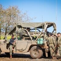 Des soldats israéliens se reposant après avoir évacué le sud du Liban, le 18 février 2025. (Crédit : David Cohen/FLASH90)