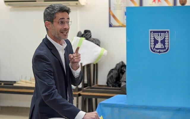 Le maire de Kiryat Shmona, Avichai Stern, vote dans un bureau de vote le matin des élections municipales, à Kiryat Shmona, le 18 février 2025. (Crédit : Michael Giladi/Flash90)
