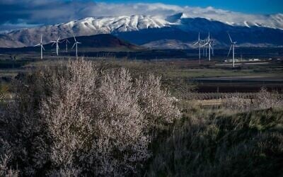 Partie syrienne enneigée du mont Hermon vue depuis le kibboutz Ein Zivan, dans le nord du plateau du Golan, le 23 février 2025. (Crédit : Michael Giladi/Flash90)