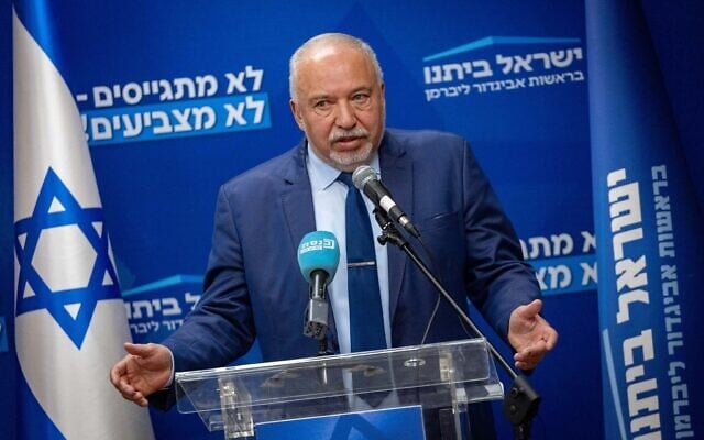 Le dirigeant du parti Yisrael Beytenu et député de la Knesset Avigdor Liberman présidant une réunion du parti à la Knesset, à Jérusalem, le 24 février 2025. (Crédit : Yonatan Sindel/Flash90)