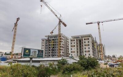 Construction dans la ville de Gedera, le 24 février 2025. (Crédit : Yossi Aloni/FLASH90)