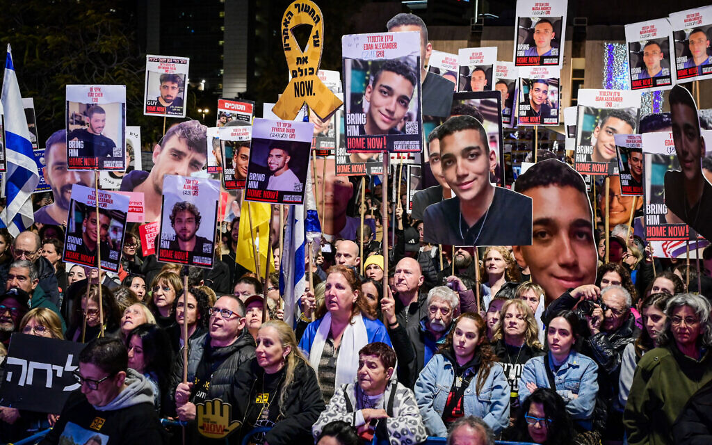 Des Israéliens participent à un rassemblement appelant à la libération des otages détenus par des terroristes à Gaza, sur la place des Otages à Tel Aviv, le 1er mars 2025. (Avshalom Sassoni/Flash90)