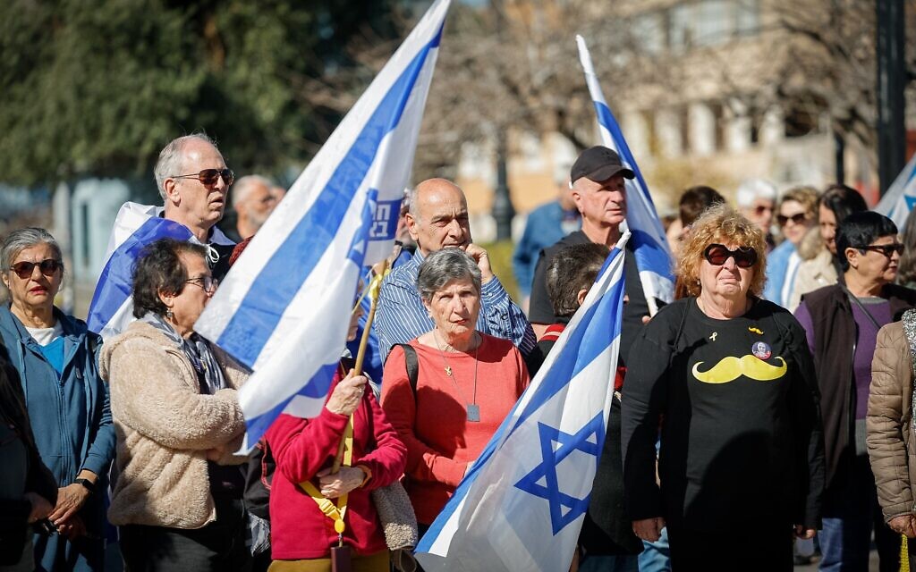 Des personnes rendent hommage à l'otage assassiné Shlomo Mantzur à Rishon LeZion, le 2 mars 2025. (Yonatan Sindel/Flash90)